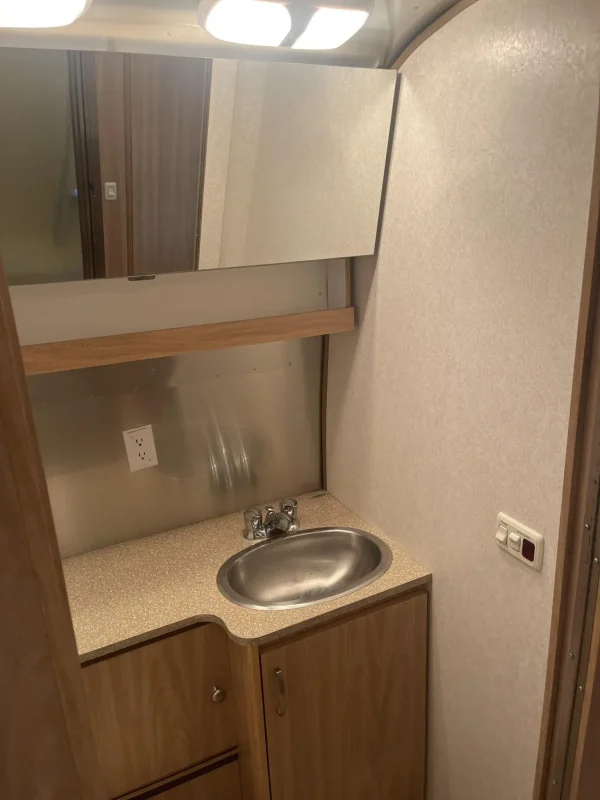2008 Airstream 27′ Safari Special Edition - Image 8