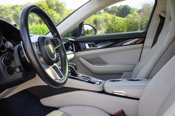 2018 Porsche Panamera 4 E-Hybrid - Image 32