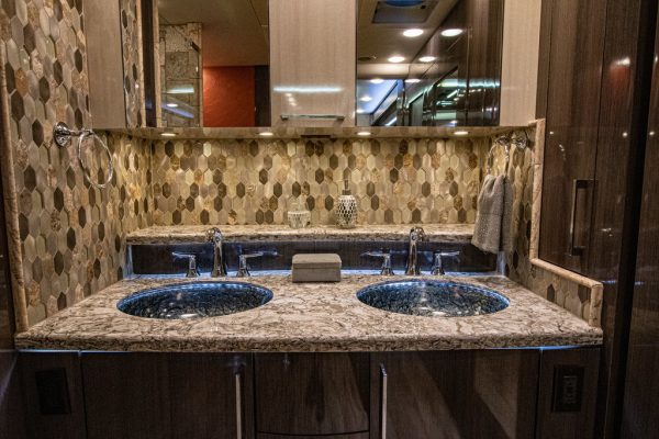 2017 Foretravel IH 45 Bath & 12 - Image 34