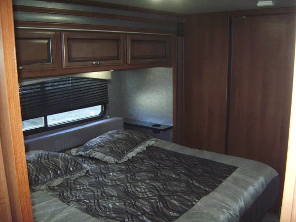 2015 Fleetwood Bounder Classic 36H - Image 75