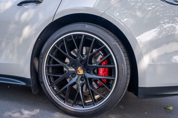 2020 Porsche Panamera GTS - Image 37