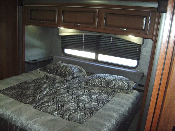 2015 Fleetwood Bounder Classic 36H - Image 78
