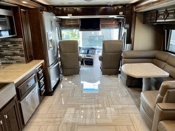 2020 Fleetwood Discovery LXE 40G - Image 38