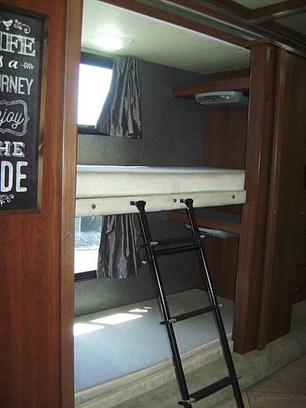 2015 Fleetwood Bounder Classic 36H - Image 80