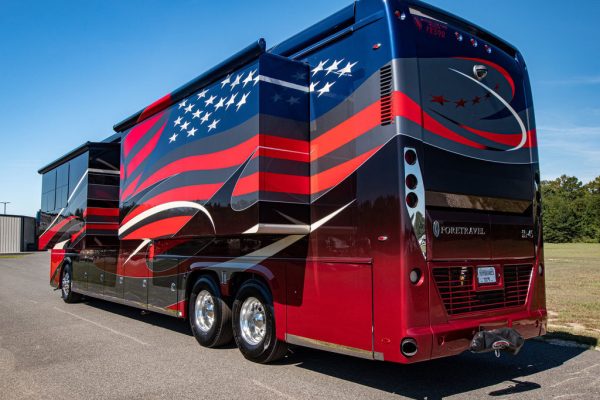 2017 Foretravel IH 45 Bath & 12 - Image 5