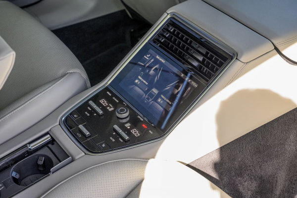 2018 Porsche Panamera 4 E-Hybrid - Image 41