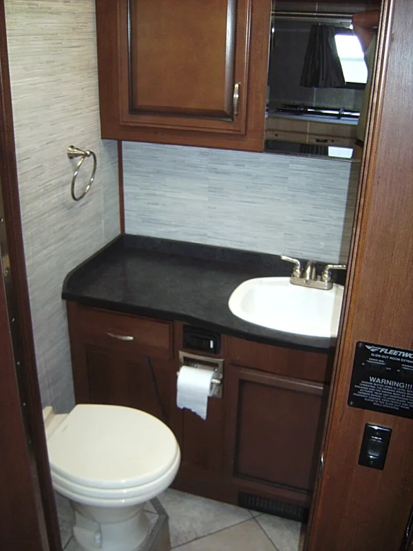 2015 Fleetwood Bounder Classic 36H - Image 82