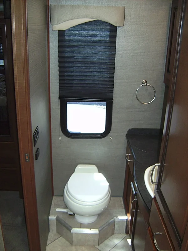 2015 Fleetwood Bounder Classic 36H - Image 83