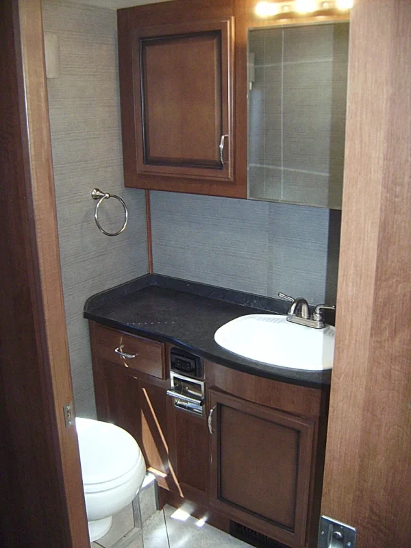 2015 Fleetwood Bounder Classic 36H - Image 3