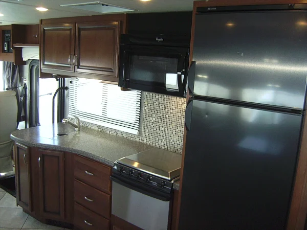 2015 Fleetwood Bounder Classic 36H - Image 6