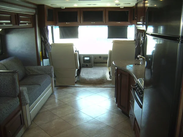 2015 Fleetwood Bounder Classic 36H - Image 7