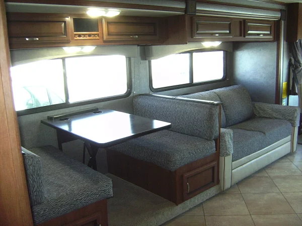 2015 Fleetwood Bounder Classic 36H - Image 8