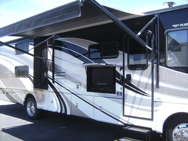 2015 Fleetwood Bounder Classic 36H - Image 47