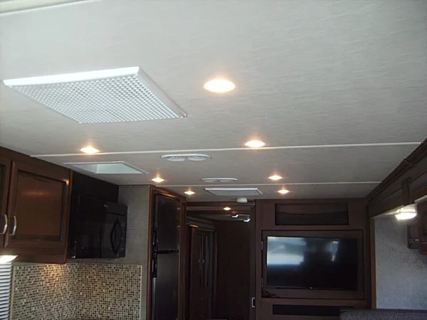 2015 Fleetwood Bounder Classic 36H - Image 10