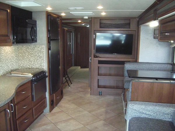 2015 Fleetwood Bounder Classic 36H - Image 11