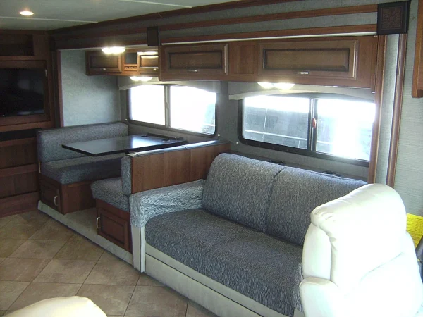 2015 Fleetwood Bounder Classic 36H - Image 12