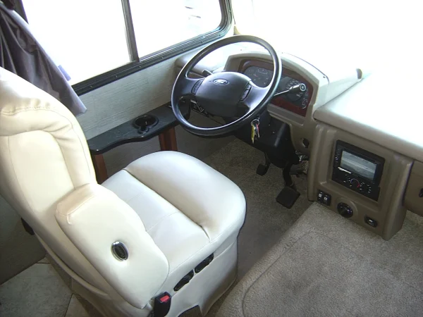 2015 Fleetwood Bounder Classic 36H - Image 18