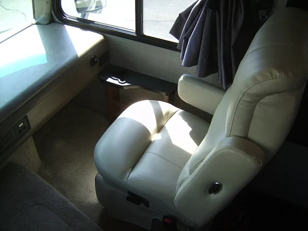 2015 Fleetwood Bounder Classic 36H - Image 19