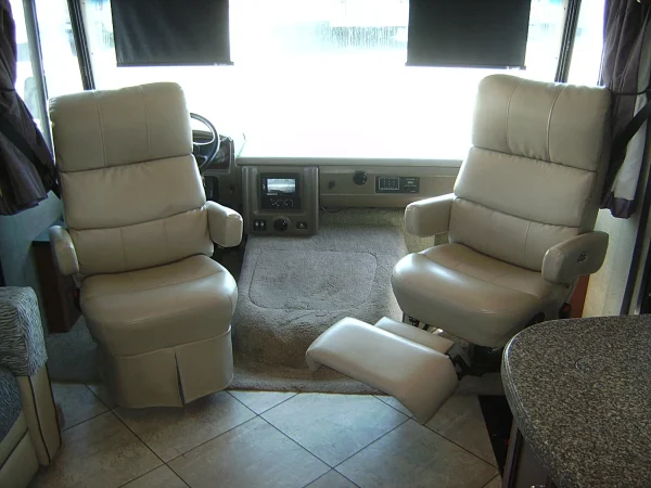 2015 Fleetwood Bounder Classic 36H - Image 20