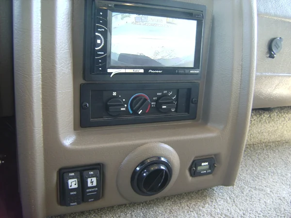2015 Fleetwood Bounder Classic 36H - Image 25