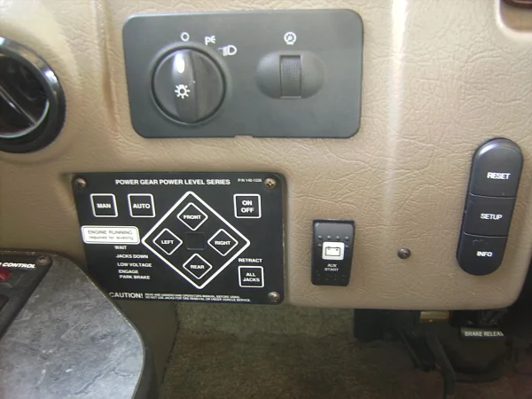 2015 Fleetwood Bounder Classic 36H - Image 26