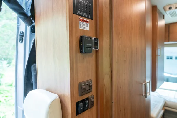 2014 Winnebago Era 70X - Image 93