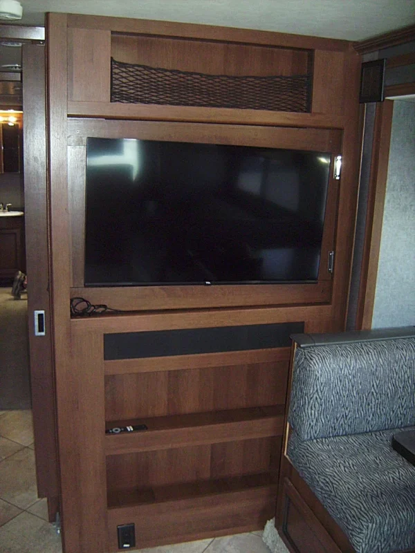 2015 Fleetwood Bounder Classic 36H - Image 31