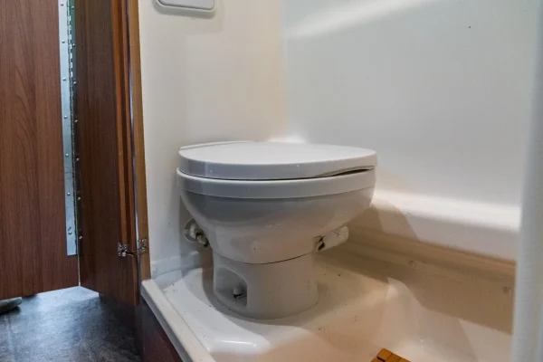 2014 Winnebago Era 70X - Image 2