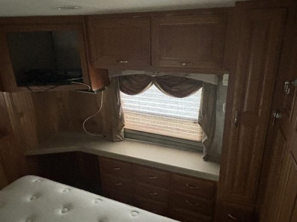 2004 Coachmen Santara 3510 DS - Image 9