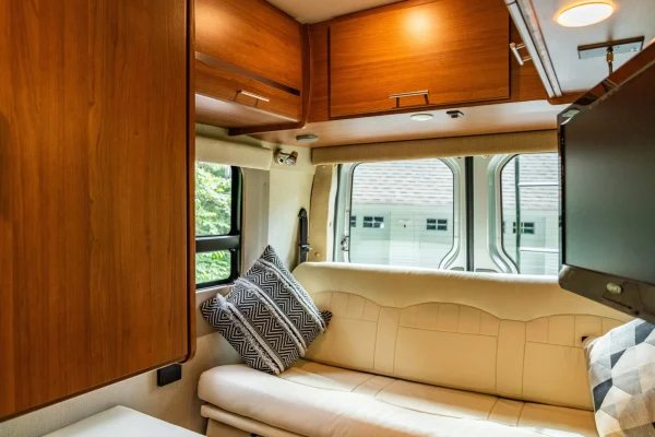 2014 Winnebago Era 70X - Image 8