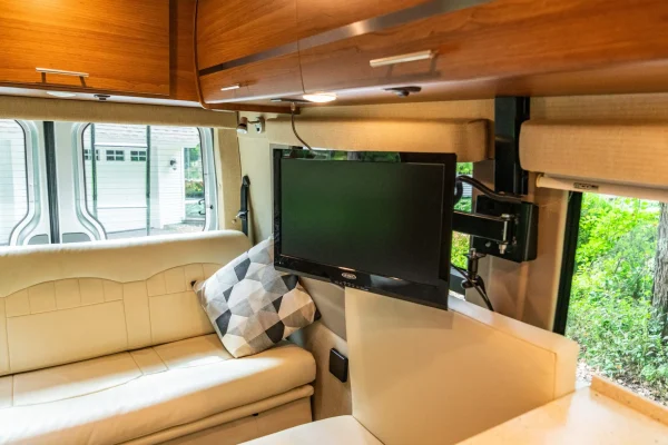 2014 Winnebago Era 70X - Image 9
