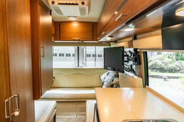 2014 Winnebago Era 70X - Image 10