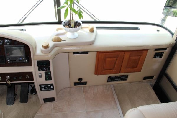 2004 Country Coach Intrigue Suite Escape - Image 2