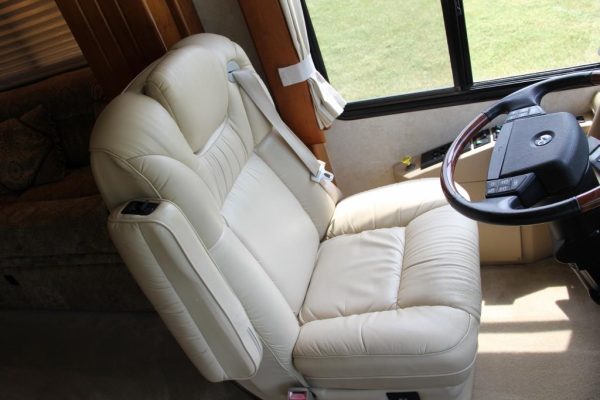 2004 Country Coach Intrigue Suite Escape - Image 5