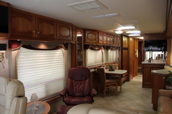 2004 Country Coach Intrigue Suite Escape - Image 8
