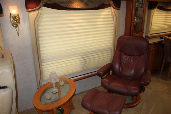 2004 Country Coach Intrigue Suite Escape - Image 9
