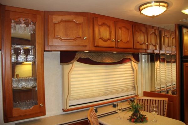 2004 Country Coach Intrigue Suite Escape - Image 11