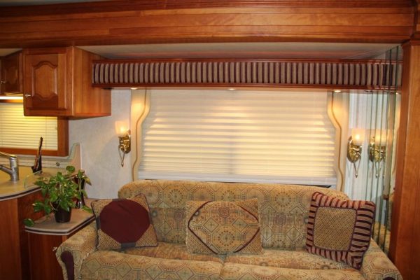 2004 Country Coach Intrigue Suite Escape - Image 13