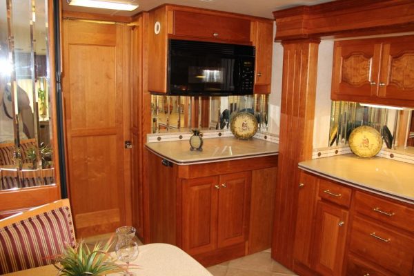 2004 Country Coach Intrigue Suite Escape - Image 14