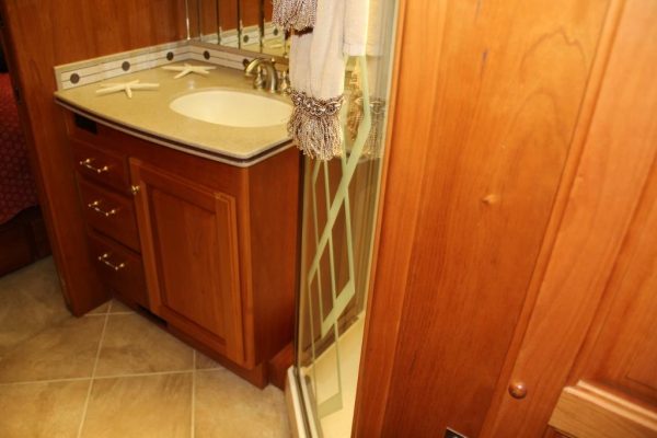 2004 Country Coach Intrigue Suite Escape - Image 19