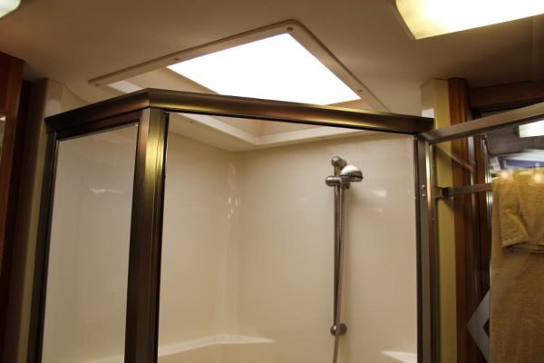 2004 Country Coach Intrigue Suite Escape - Image 20