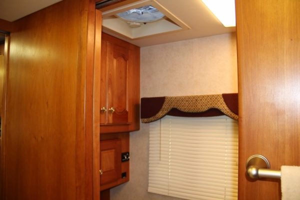 2004 Country Coach Intrigue Suite Escape - Image 22