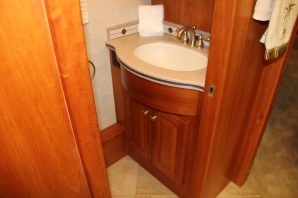 2004 Country Coach Intrigue Suite Escape - Image 23