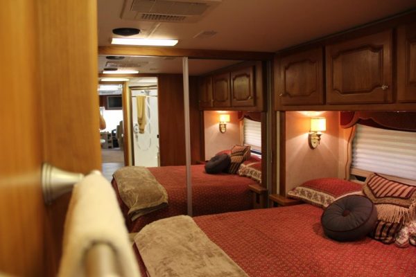 2004 Country Coach Intrigue Suite Escape - Image 27