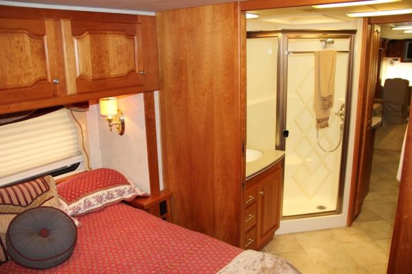 2004 Country Coach Intrigue Suite Escape - Image 29