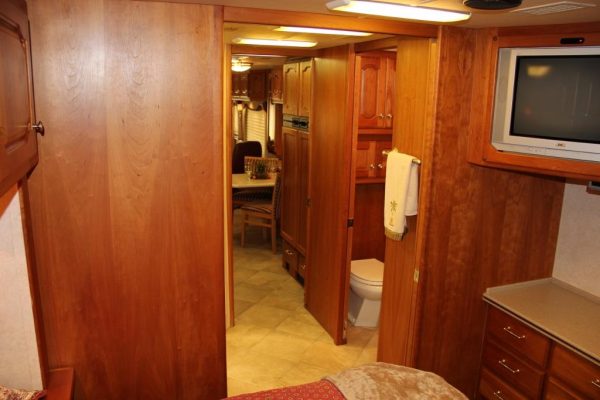 2004 Country Coach Intrigue Suite Escape - Image 30