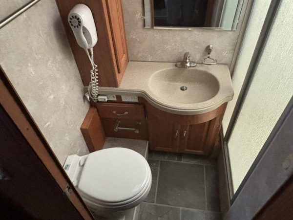 2004 Coachmen Santara 3510 DS - Image 10